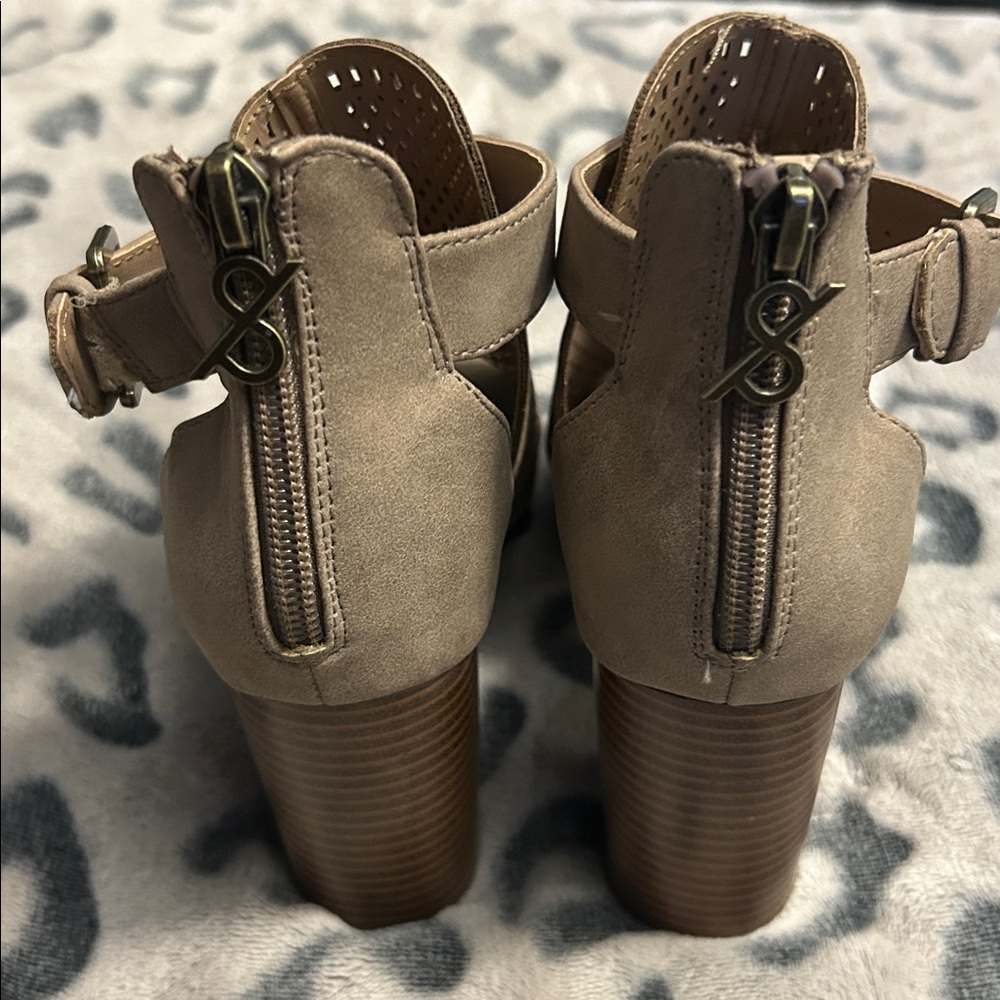 Taupe Peep-Toe Block Heel Sandals - Picture 3 of 4